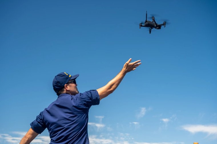 La Garde côtière américaine fait naviguer à la recherche de capacités de robotique et de CUAS