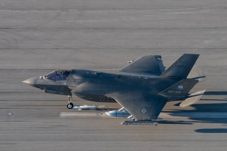 Le test en vol initial achevé du missile anti-navire LRASM sur F-35