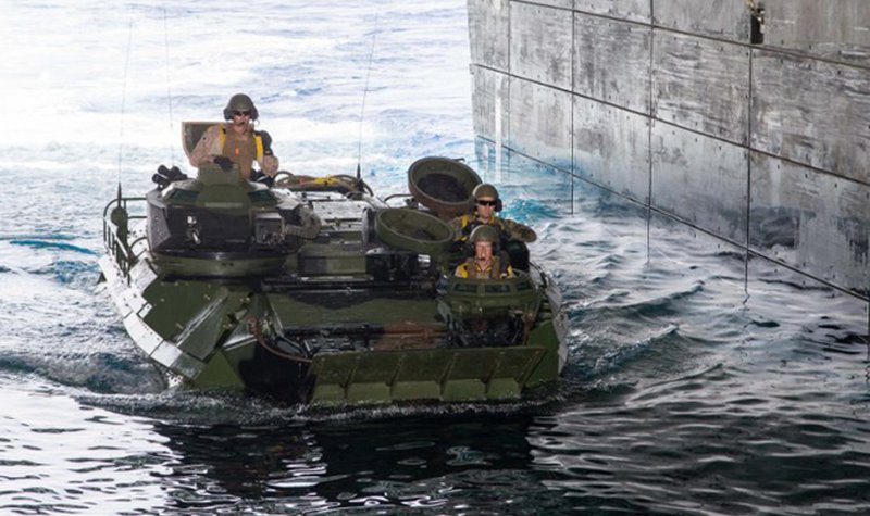 HMAS Canberra embarks AAVs