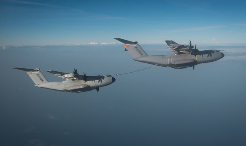 A400M in AAR contact demo flight