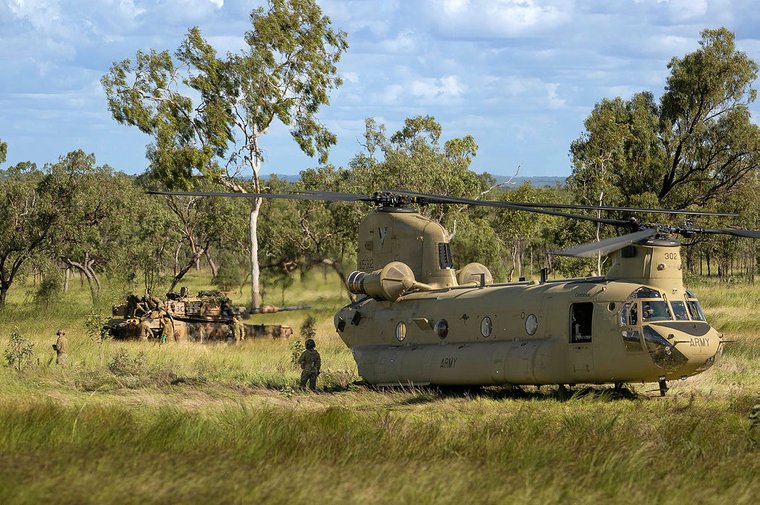 Australian soldiers practice Abrams tank refuelling with Chinook helicopter - Vimarsana News