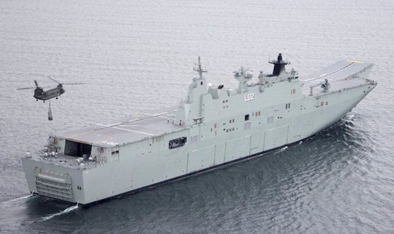 HMAS Canberra trials Chinooks