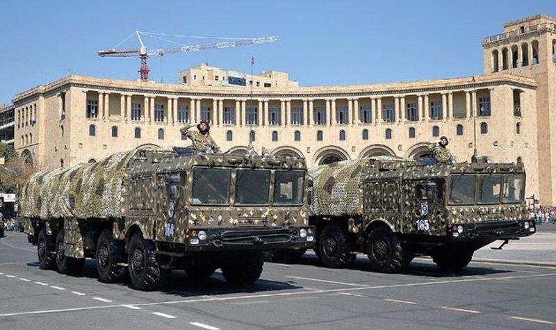 Armenian parade shows new weapons 