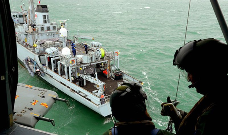 UK's Merlin trains with HMS Hurworth