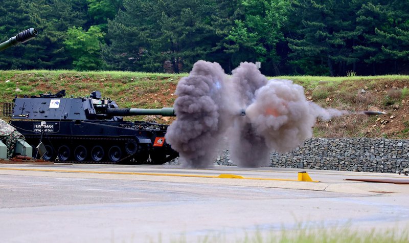 Australian Land 8116 howitzer conducts test firing