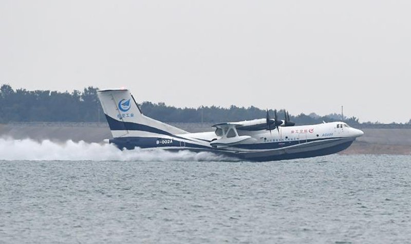 AG600 makes its first water flight