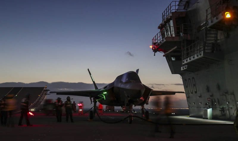 F-35s carry out night landings on HMS Queen Elizabeth
