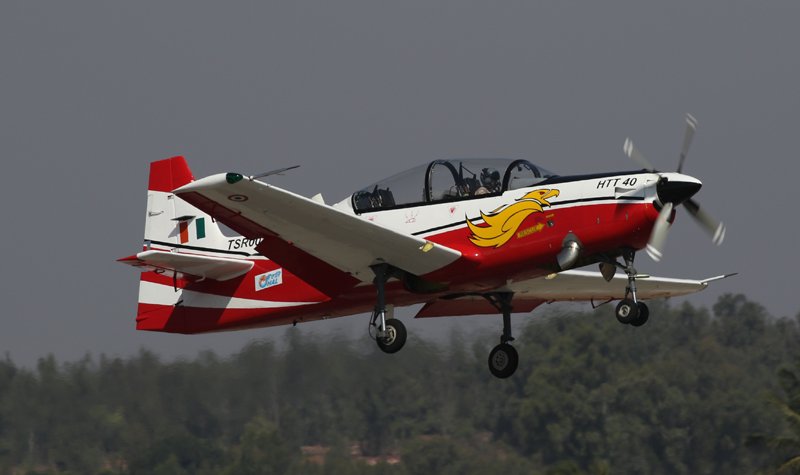 D&S 2019: Indian air chief checks out HTT-40 trainer