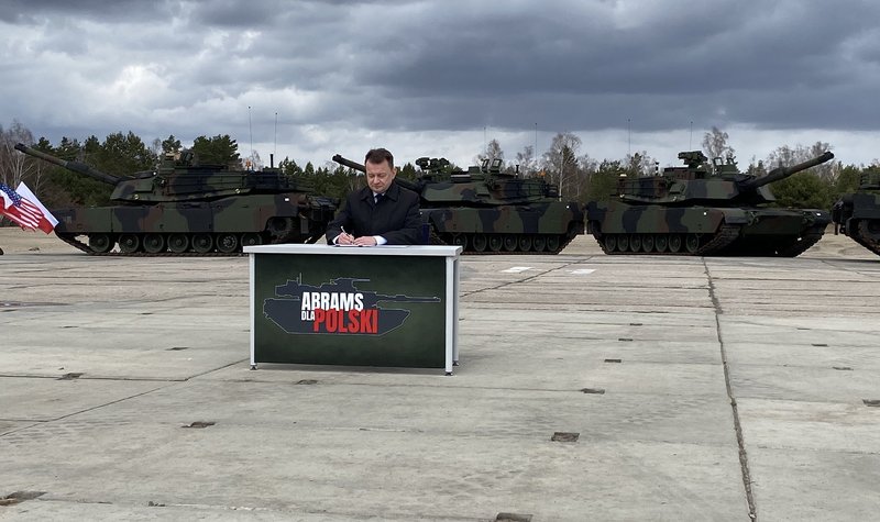 Poland signs for Abrams