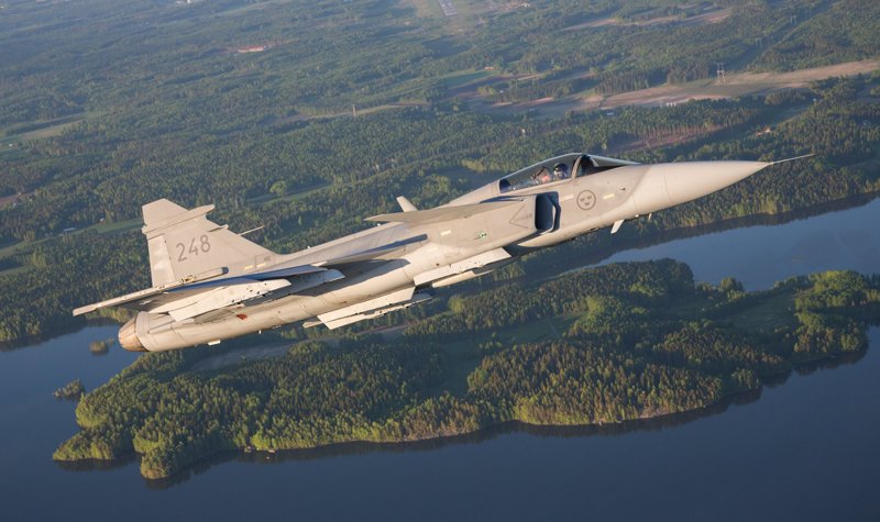 Singapore Airshow 2020: Viper and Gripen dogfight for Manila deal