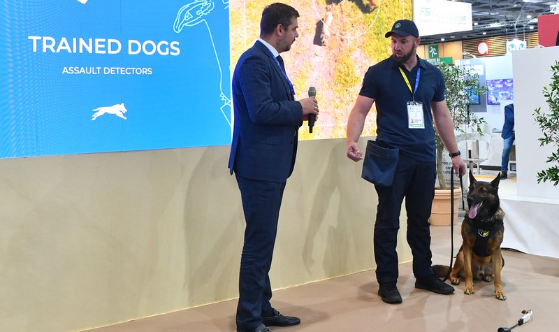 Explosive detector dogs sniff out demo explosives at Eurosatory