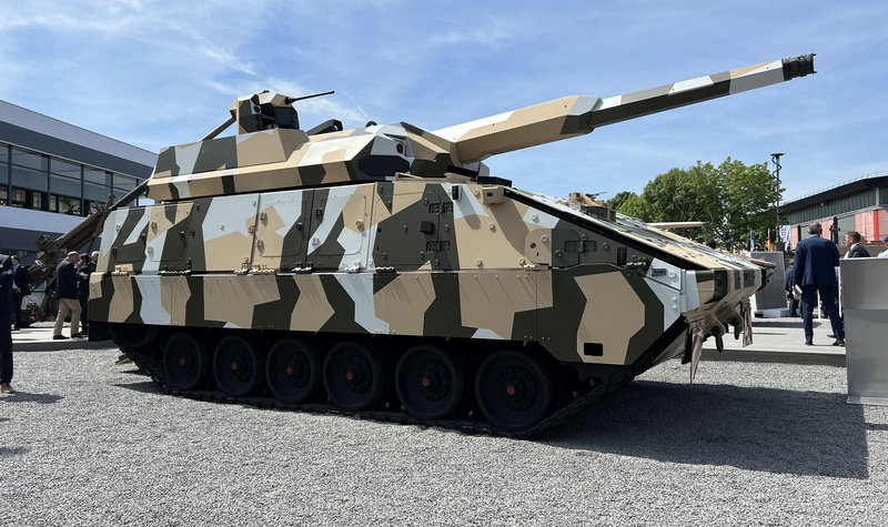 Eurosatory 2022: New KMW Boxer variant adds tracked mobility