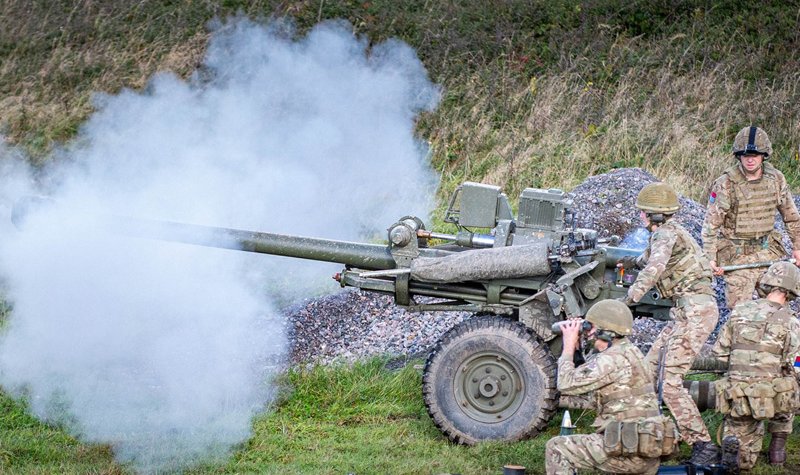 British and French gunners train together