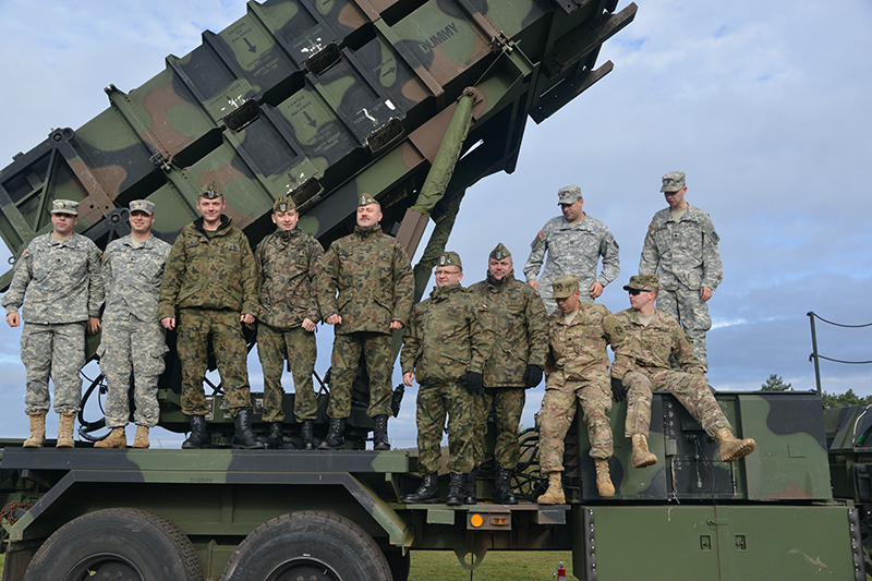 Polish soldiers assigned to Air Defense Artillery with soldiers from the 5th Battalion, 7th Air Defense Artillery Regiment at Smith Barracks, Baumholder, Germany, in 2015. (US Army photo)